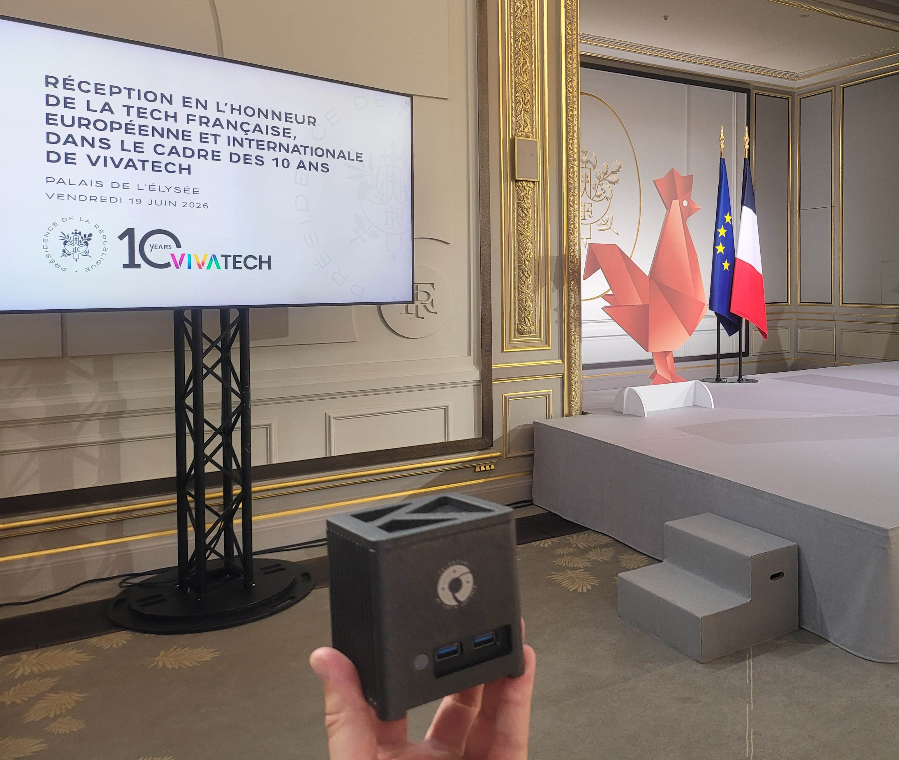 Le boîtier Celestory Kubb photographié au Palais de l’Élysée